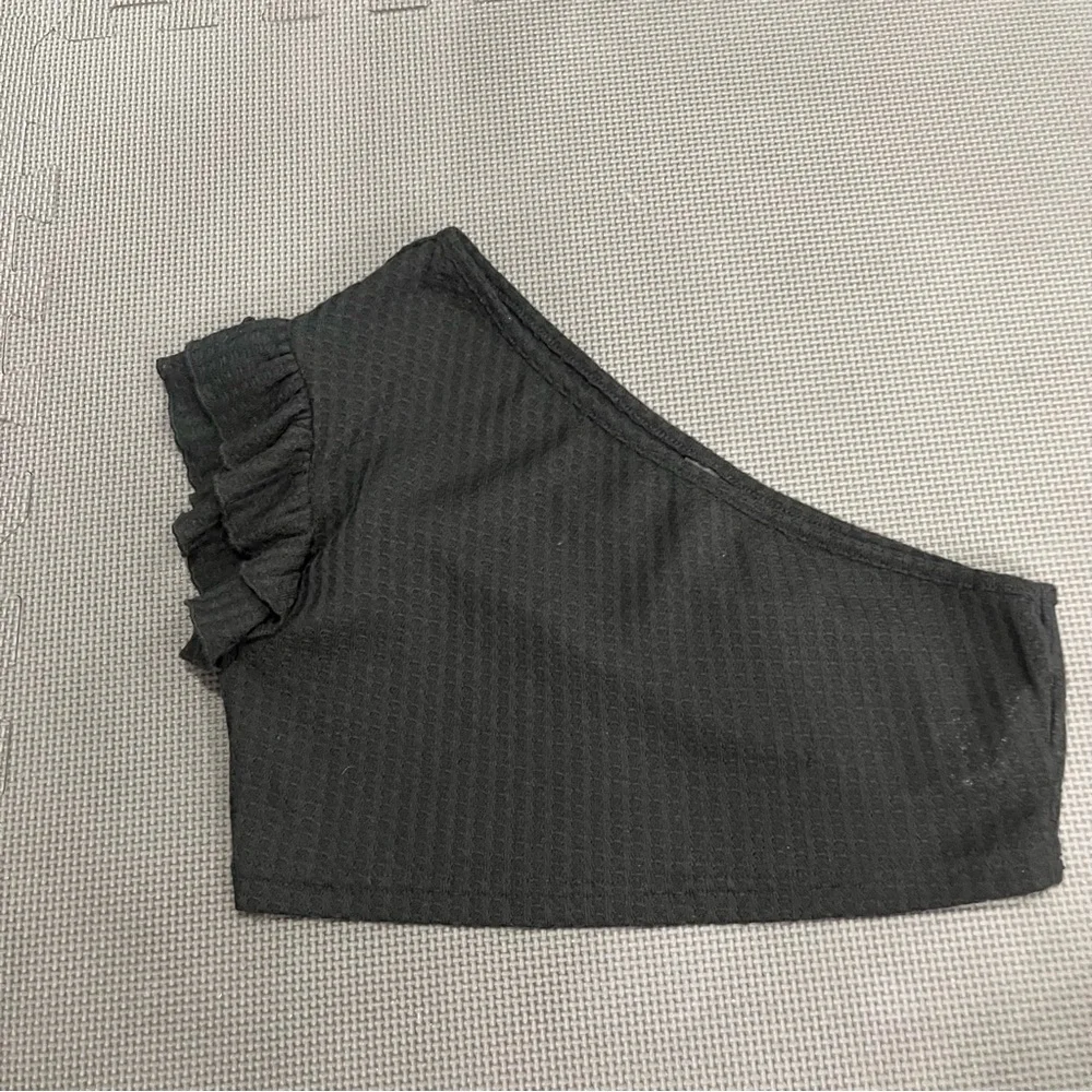 Black Ruffle top - Picture 1 of 3
